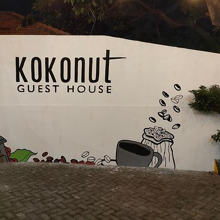 Kokonut Guesthouse Surabaya Dış mekan fotoğraf
