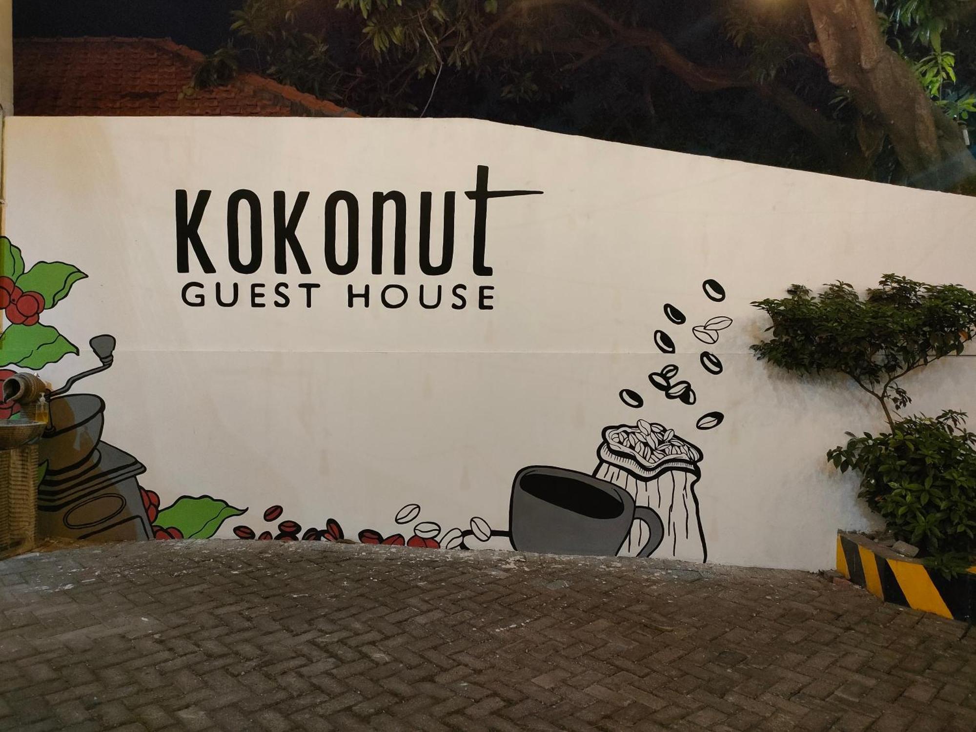 Kokonut Guesthouse Surabaya Dış mekan fotoğraf