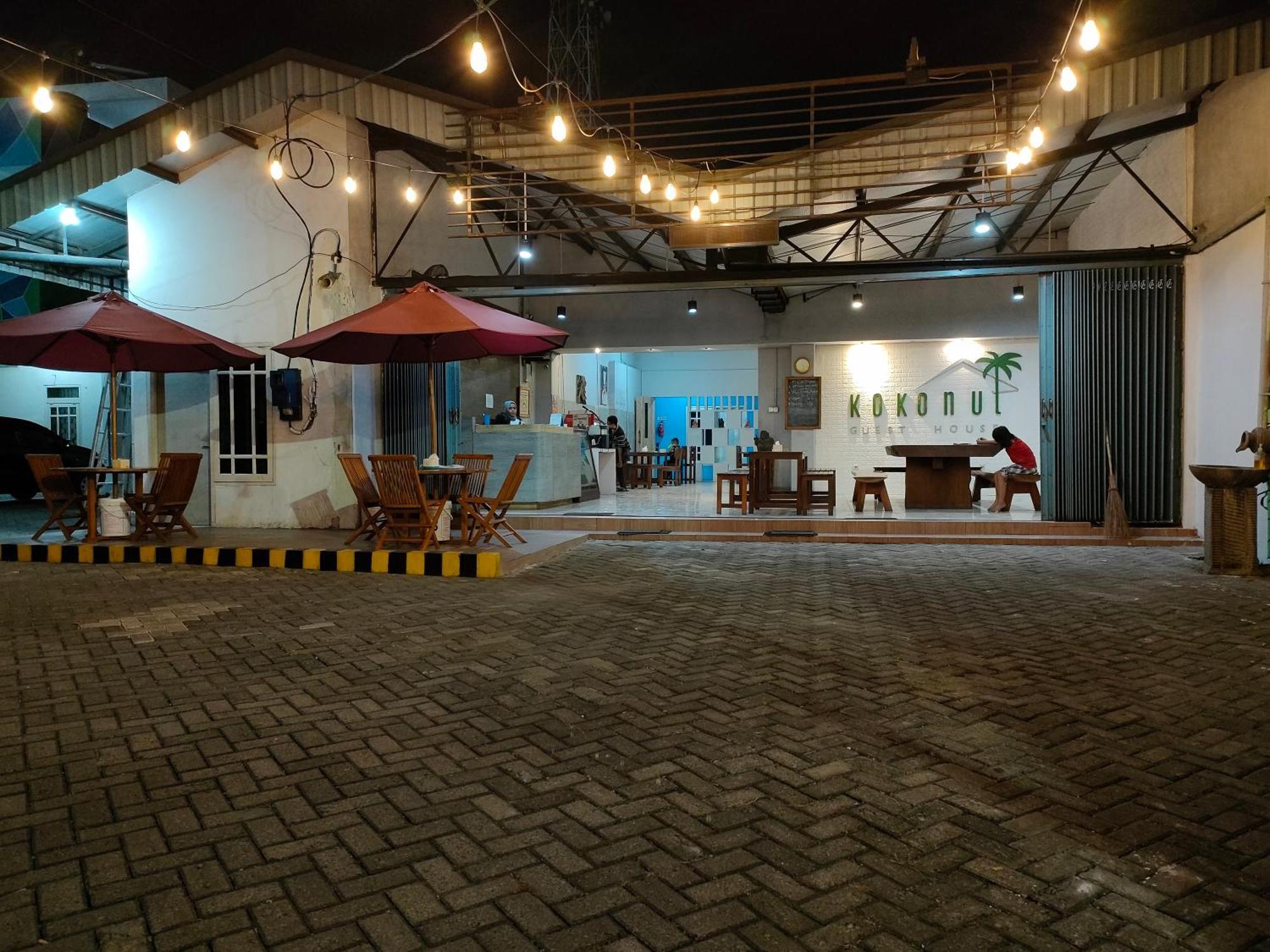 Kokonut Guesthouse Surabaya Dış mekan fotoğraf